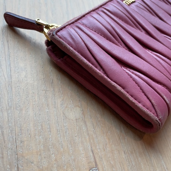 Authentic Miu Miu pink matelasse wallet - Picture 3 of 10